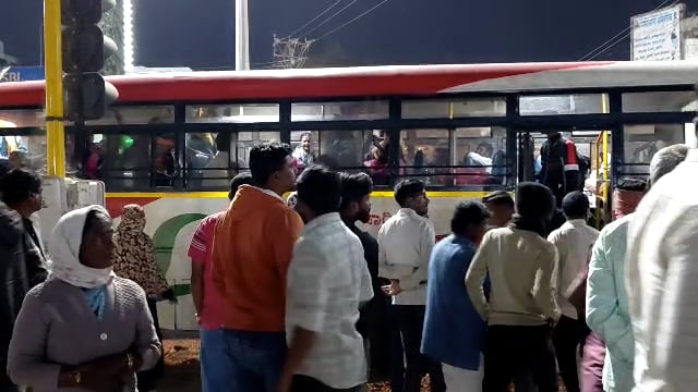 एसटी बस मध्ये राडा तर,एसटी बसच्या पाठीमागे टेम्पोने दिली कारला धडक
