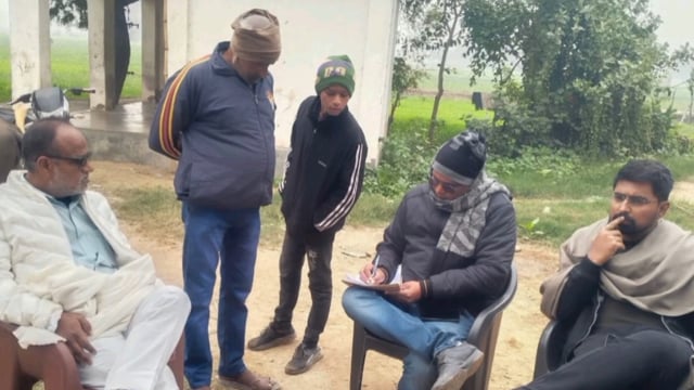 राजागांव खरौनी के फिरंगी टोला में आग लगने के बाद तहसीलदार के आदेश पर क्षेत्रीय लेखपाल ने मौके का किया मुआयना