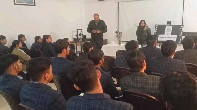 डी मॉन्ट फोर्ट अकादमी के परिसर में कक्षा 11वीं एवं 12वीं के विद्यार्थियों के लिए एक विशेष करियर काउंसलिंग कार्यक्रम का आयोजन किया गया। 
  आज के प्रतिस्पर्धात्मक युग में विद्यार्थियों के लिए सही समय पर करियर मार्गदर्शन अत्यंत आवश्यक है, जिससे वे अपने भविष्य को सही दिशा दे सकें।सही समय पर सही मार्गदर्शन मिलने से विद्यार्थी अपने लक्ष्य को स्पष्ट रूप से पहचान पाते हैं और सफलता की ओर अग्रसर होते हैं।