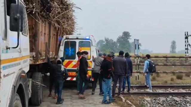 ट्रैक पर फंसे वाहन, सामने से दौड़ती ट्रेन—गौनाहा में थमी सांसें, फिर बची जानें