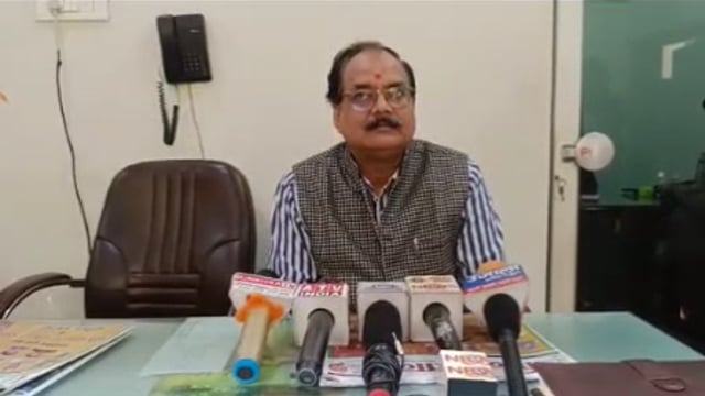 Breaking 

एक लंबे समय से pF ना मिलने को लेकर के स्वीटी सुपारी के सभी कर्मचारी धरने पर बैठ गए हैं करीब 100 से 150 लोग होने की आशंका बताई जा रही है जो की p r  अस्पताल के सामने माहेश्वरी से मसानी जाने वाले रोड पर स्वीटी सुपारी फैक्ट्री के सभी कर्मचारी बैठे धरने पर