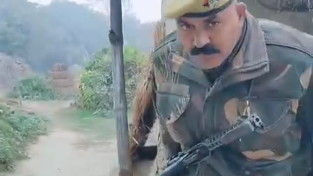 दुर्घटना में घायल ग्रामीण का हाल जानने पहुंचे एडीएम
शाहजहांपुर। अपर जिलाधिकारी वित्त एवं राजस्व अरविंद कुमार ने ग्राम पंचायत देवरास पहुंचकर दुर्घटना में घायल पंडित रामकिशोर का हालचाल जाना। एडीएम ने पीड़ित के स्वास्थ्य व उपचार की जानकारी लेते हुए परिवार को हरसंभव सहायता का भरोसा दिलाया। इस दौरान ग्रामीणों ने एडीएम की संवेदनशीलता और मानवीय पहल की सराहना की।