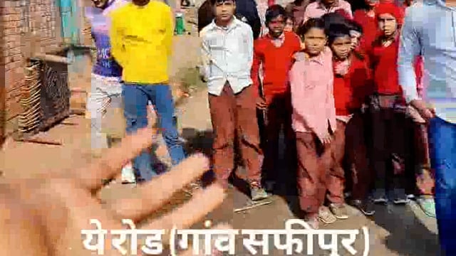 जनपद मुजफ्फरनगर के तहसील बुढाना के गांव सफीपुर में खराब सड़क,विकास कार्य नहीं होना को प्रधान से निराश होकर कर रहे शिकायत