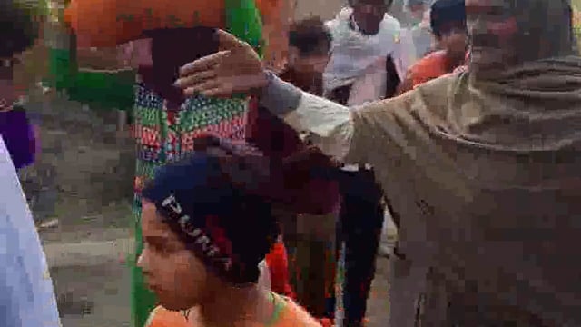 जनपद मुजफ्फरनगर के तहसील बुढाना के क्षेत्र गांव सफीपुर में प्रधान द्वारा विकास कार्य नहीं करने को लेकर ग्रामीण निराश होकर, सभी मंत्रियों के चक्कर लगाकर थक चुके हैं और शासन प्रशासन और मान्य मुख्यमंत्री जी से मांग कर रहे हैं कि गांव में सड़क बनाई जाए और स्वच्छ भारत मिशन के अंतर्गत गांव में सफाई व्यवस्था के लिए कर्मचारी रखे जाएं