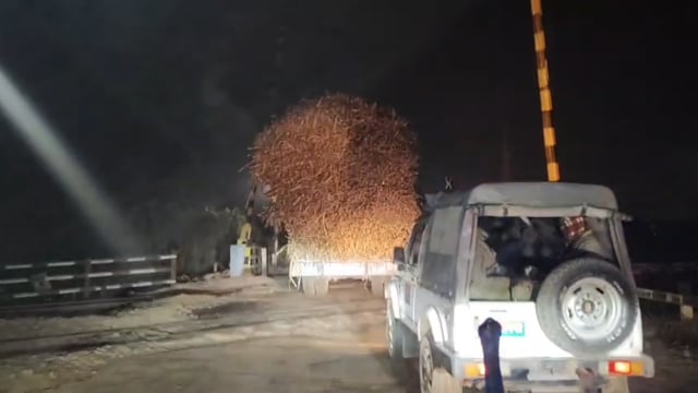 बगहा एसपी निर्मला कुमारी का गन्ना लदे ओवरलोड वाहनों पर सख्त एक्शन.....
बगहा की सड़कों पर ज़िम्मेदारी की दस्तक ...
दो दिन पहले दी थी चेतावनी, अब सख्ती दिखाई....🚨
#Bagaha #BagahaPolice #SPNirmalaKumari
#Overloading #Sugarcane #RoadSafety
#TrafficRules #PoliceAction #fbviralpost2025シ #highlightseveryone