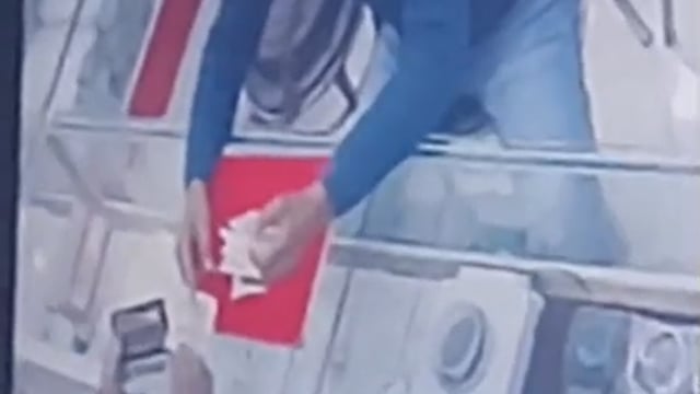 लखनऊ ब्रेकिंग
गुडंबा थाना क्षेत्र में अमित ज्वेलर्स की दुकान पर हुई टप्पे बाजी करीब 35 ग्राम सोना लेकर हुआ फरार सीसीटीवी फुटेज वायरल