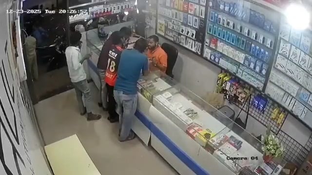 ➡️..... शॉकिंग!*    ठाणे में क्रिसमस से जुड़ी एक विवादित सोशल मीडिया पोस्ट के बाद 20–30 लोगों की भीड़ ने बजरंग दल के कार्यकर्ता अर्जुन सिंह पर उनकी मोबाइल दुकान के अंदर हमला कर दिया।
हमलावरों ने घूंसे, लातें, चप्पल, जूते और अन्य वस्तुओं से मारपीट की। मामले में एफआईआर दर्ज कर ली गई है; जांच जारी है।✍️

Big 📍        Breking news 🇮🇳🗞️