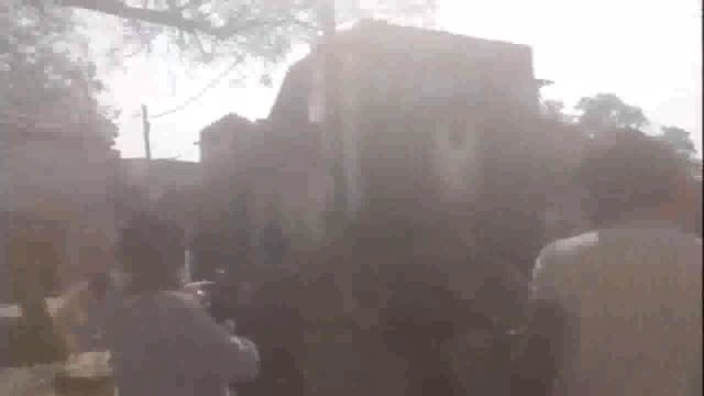 झांसी रक्सा के राजापुर गांव में दो पक्षों में मारपीट, वीडियो आया सामने,रास्ते में पत्थर रखने को लेकर हुआ था विवाद वीडियो