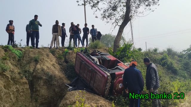 बांध के नीचे गड्ढे में पड़ा मिला ई रिक्शा, बैटरी सहित अन्य सामान गायब, पुलिस जांच में जुटी।