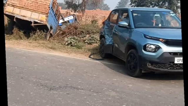 MANT- ईटों से भरा ट्रैक्टर ट्राली कार को रगड़ते हुए, गड्ढे में जा घुसा मौके से, ट्रैक्टर चालक फरार,,