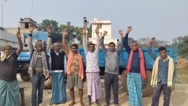 पैक्स अध्यक्ष बिचौलियों से खरीद रहे है धान; किसानों ने जताया आक्रोश;1क्विंटल धान में काट रहे हैं 10 से 15 किलो धान 