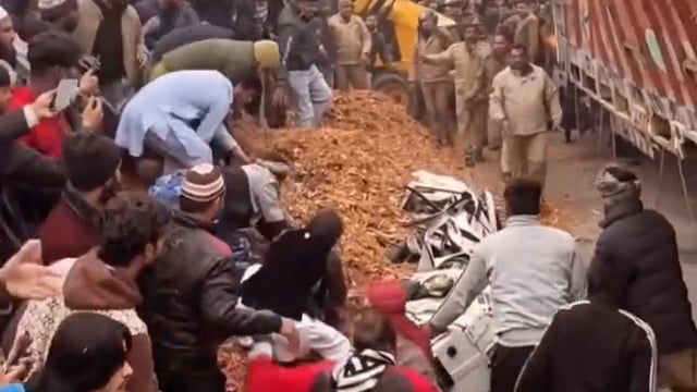 उत्तर प्रदेश रामपुर
अत्यंत दुःखद.. 😢

सरकारी कार्यालय एस डी ओ की गाडी का
रामपुर पहाड़ी फाटक पर हादसा...!!