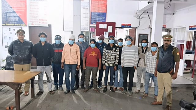 जनपद हापुड़ में पुलिस की बड़ी कार्रवाई सार्वजनिक स्थल पर शराब पीने वालोंपर।