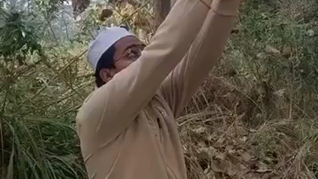 मेरठ: सरधना में दोस्त को गोली मारने का लाइव वीडियो सामने आया है। आरोप है कि उवैश ने अपने दोस्त फहीम को घर से बुलाकर तमंचे से गोली मार दी। गोली फहीम की हथेली के आर-पार निकल गई। घटना का वीडियो मौके पर मौजूद तीसरे युवक ने बनाया, जो अब सोशल मीडिया पर वायरल हो रहा है। पुलिस मामले की जांच कर रही है।