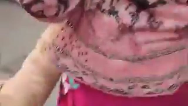 ➡️........आगरा में पति अपनी गर्लफ्रैंड के साथ घूम रहा था
पत्नी को खबर मिली तो पति नामक जीव लाव-लश्कर के साथ सड़क पर दबोच लिये गये
उधर पत्नी की नजर गर्लफ्रैंड पर गयी बस इतने में ही पतिदेव मौका देखकर खम्भा बचाकर पतली गली से रफूचक्कर हो गये
और बेचारी गर्लफ्रैंड बीच सड़क पत्नी द्वारा जमकर कूटी और कूची गयी