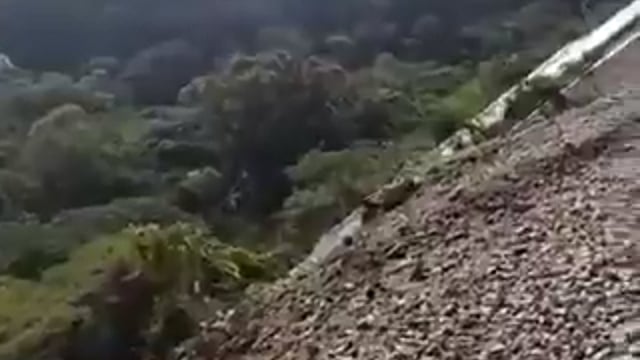 ➡️......मैक्सिको में पटरी से उतरीं ट्रेन की बोगियां, बड़े रेल हादसे में 18 लोगों की मौत, 100 से ज्यादा घायल,
इंजन पटरी से उतरने के बाद ट्रेन के डिब्बे पहाड़ी से नीचे गिरे,
दक्षिणी मैक्सिको के ओआक्साका में इंटरओशैनिक ट्रेन के पटरी से उतरने से हुआ है ये बड़ा हादसा