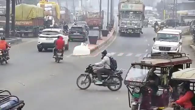 ➡️.......रामपुर -नैनीताल हाईवे पर भीषण सड़क हादसा।
 पहाड़ी गेट के पास भूसे से भरा ट्रक बोलेरो कार के ऊपर पलट गया, हादसे में SDO के ड्राइवर की मौके पर ही मौत, घटना के बाद हाईवे पर यातायात हुआ बाधित । घटना सीसीटीवी में हुई कैद