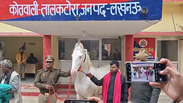 ▶️...लखनऊ.  ◀️ईरानी नस्ल का घोड़ा पुलिस ने किया बरामद
उन्नाव के मोरांवा से घोड़ा हुआ बरामद
घोड़ा चोरी के मामले में आरोपी गिरफ्तार
आस्था से जुड़े घोड़े को पाकर शिया समुदाय में खुशी की लहर
घोड़ा बरामद करने वाले को दिया जाएगा 50000 का इनाम
कड़ी सुरक्षा के बीच अब रखा जाएगा कर्बला का घोड़ा
घोड़े की सुरक्षा में लगेंगे CCTV तैनात होंगे गार्ड 
तालकटोरा पुलिस ने सकुशल बरामद किया घोड़ा