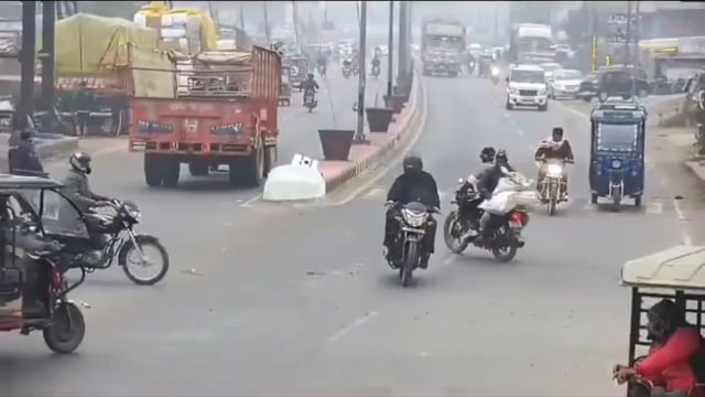 यूपी के रामपुर में बलेरो पर यूँ पलट गया भूंसे से भरा ट्रक बोलेरो बिजली विभाग के SDO की थी ड्राइवर की मौक़े पर#latest_new