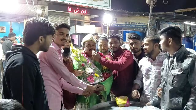 राष्ट्रवादी काँग्रेसचे शहर अध्यक्ष जाणीमियाँ शेख यांचा फटाके फोडून जल्लोषात स्वागत