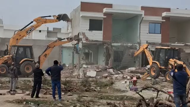 ▶️.लखनऊ..◀️

LDA ने अमौसी एयरपोर्ट के पीछे अवैध कॉलोनी पर चलाया बुलडोजर
21 अवैध रो-हाउस भवन किए गए ध्वस्त
LDA VC प्रथमेश कुमार के निर्देश पर हुई कार्रवाई
5 जेसीबी और 1 पुकलैंड मशीन से चला ध्वस्तीकरण अभियान
8 घंटे तक चली लगातार बड़ी कार्रवाई
बिना ले-आउट व मानचित्र स्वीकृति के हुआ था निर्माण
बिल्डर राधेश्याम ओझा व अन्य द्वारा विकसित की गई थी अवैध कॉलोनी
हाईकोर्ट से भी बिल्डर को नहीं मिली कोई राहत
LDA ने अवैध निर्माण के खिलाफ सख्त रुख अपनाया