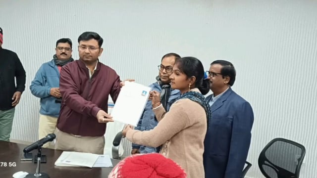 जिला पदाधिकारी ने समाहरणालय सभागार में नियुक्ति पत्र का किया वितरण