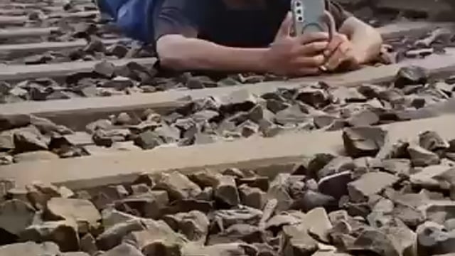 ▶️......रील बनाने का जुनून अब खतरनाक पागलपन में बदलता जा रहा है। इसी चक्कर में रोज लोग अपनी जान तक गंवा रहे हैं, लेकिन कुछ लोगों को अब भी अक्ल नहीं आ रही
ऐसा ही एक मामला उत्तर प्रदेश के मऊ से सामने आया है, जहां एक युवक ने खतरनाक तरीके से रेल पटरी पर लेट कर ट्रेन को अपने ऊपर से गुजारते हुए रील बनाई
वीडियो वायरल होने के बाद पुलिस ने युवक को हिरासत में लिया
पूछताछ में उसने अपना नाम सुरेश राजभर बताया और कहा कि वह डांस सिखाता है और स्टंट करता है
मऊ कोतवाली प्रभारी अनिल सिंह के अनुसार युवक से पूछताछ के बाद उसे कड़ी चेतावनी देकर छोड़ दिया गया है