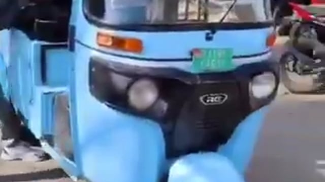 ▶️......राजस्थान के जोधपुर से हैरान करने वाला मामला सामने आया है
एक युवक अपने ई-रिक्शा से इस कदर परेशान हो गया कि उसने बजाज शोरूम के बाहर ही अपने ई-रिक्शा पर पेट्रोल छिड़ककर आग लगा दी
युवक का आरोप है कि ई-रिक्शा की बैटरी खराब थी और वह बार-बार शिकायत करता रहा, लेकिन उसकी कोई सुनवाई नहीं हुई
गुस्से और हताशा में आकर उसने यह कदम उठाया