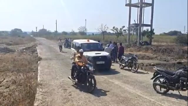 देऊळवाडी येथे तहसीलदार राम बोरगावकर यांनी केली रस्त्याची पाहणी