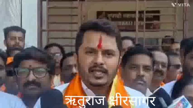 आमदार राजेश क्षीरसागर यांनी आज आपल्या मुलग्यांचा उमेद वारी अर्ज भरतेवेळी पालकमंत्री तथा  आरोग्य मंत्री प्रकाश आबिट कर यांनी वाद्यांच्या तालावर ठेका धरून भन्नाट डान्स केला.