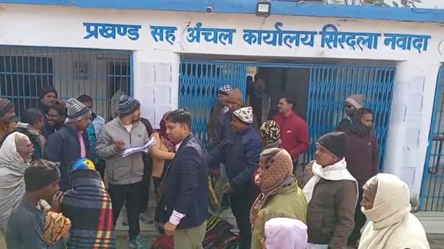 सिरदला प्रखंड परिसर में संबल योजना के तहत कंबल वितरण