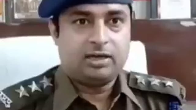 ▶️.......वाराणसी के लंका थाना पुलिस द्वारा गौ तस्करी करने वालों के खिलाफ बड़ी कार्रवाई की गई !!
इस दौरान एक पिकअप वाहन तथा 4 गौवंश बरामद किए गए पुलिस ने मौके से राजू पांडे और तीरथ कुमार सिंह को गिरफ्तार किया है !!