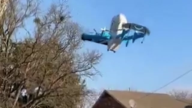 🇺🇸  भीड़ व जाम के झंझट से बचने के लिए अमेरिका के टेक्सास में #Amazon की ड्रोन डिलीवरी शुरू की गयी है
यह भारत में शुरू हुआ तो डिलीवरी करने वालों की नौकरी भी खतरे में पड़ जायेगी...
🔸 ड्रोन 5 पाउंड तक का पैकेज
🔸 8 मील के दायरे में डिलीवरी
🔸 30 मिनट में डिलीवरी संभव
🔸 Prime मेंबर्स के लिए शुल्क $4.99