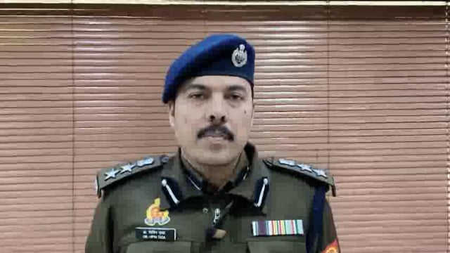 एक वीडियों में महिला उप निरीक्षक का एक व्यक्ति से सड़क पर ग़लत व्यवहार करते वीडियो प्रकाश में आया जिस पर मेरठ पुलिस द्वारा उक्त महिला उप निरीक्षक की जानकारी कर उनके तैनाती जनपद को कार्यवाही हेतु पत्राचार किया । संबंधित जनपद द्वारा प्रकरण का संज्ञान लेकर उपनिरीक्षक को लाइन हाजिर कर अग्रिम कार्यवाही हेतु जांच के आदेश किया गए है।
उक्त संबंध में श्रीमान वरिष्ठ पुलिस अधीक्षक मेरठ महोदय की बाइट।