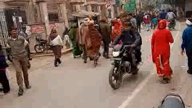 एकादशी के दिन परिक्रमा लगाते भक्त 