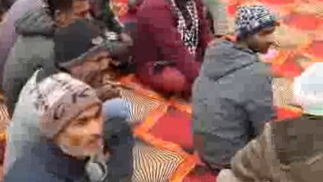 धरने पर बैठे अतरिया एवं बड़ागांव के ग्रामीण