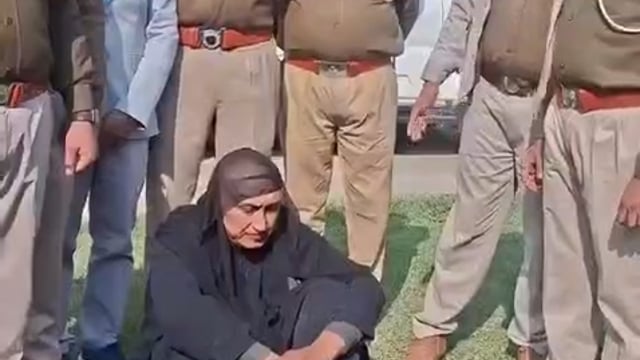 ▶️......धौलपुर (राजस्थान): 15 दिसंबर को नाबालिग से दुष्कर्म कर फरार 50 वर्षीय राजेंद्र सिसोदिया को वृंदावन (यूपी) से गिरफ्तार किया गया। वह बुर्का पहने महिला वेश में था, होठों पर लिपस्टिक लगाई थी। उसके खिलाफ पहले से 5 केस दर्ज। पुलिस ने थाने से कोर्ट तक पैदल जुलूस निकालकर ले गई।