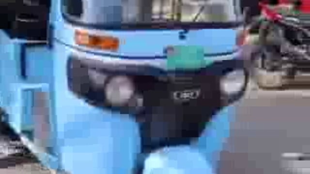 राजस्थान के जोधपुर से हैरान करने वाला मामला सामने आया है,एक युवक अपने ई-रिक्शा से इस कदर परेशान हो गया कि उसने बजाज शोरूम के बाहर ही अपने ई-रिक्शा पर पेट्रोल छिड़ककर आग लगा दी
युवक का आरोप है कि ई-रिक्शा की बैटरी खराब थी और वह बार-बार शिकायत करता रहा, लेकिन उसकी कोई सुनवाई नहीं हुई,गुस्से और हताशा में आकर उसने यह कदम उठाया