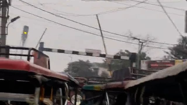 मुजफ्फरनगर के गांधी कॉलोनी फाटक पर 30 मिनट से लगा हुआ है भीषण जाम, जाम से निजात पाने के लोग परेशान 