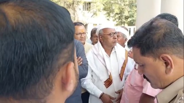 मंदिराच्या अन्नक्षेत्र बांधकामात अडथळा ग्रामस्थांची पोलीस ठाण्यात धाव 