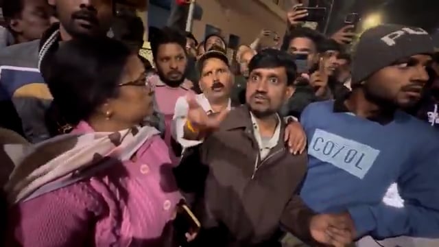 ▶️.....इंदौर प्रशासन ने कहा था कि जो लोग भी गंदा पानी पीने से बीमार हुए हैं उनका फ्री में इलाज होगा

लेकिन हकीकत यह है कि तीमारदारों एसडी पचास हज़ार पहले ही जमा करा लिए गए हैं