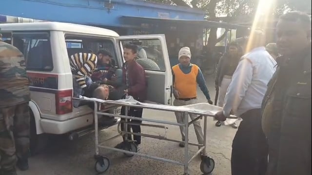 तेज रफ्तार बाइक पेड़ से टकराई, सड़क किनारे घायल पड़े दो युवकों को डायल 112 ने पहुंचाया अस्पताल। दोनों भागलपुर रेफर।