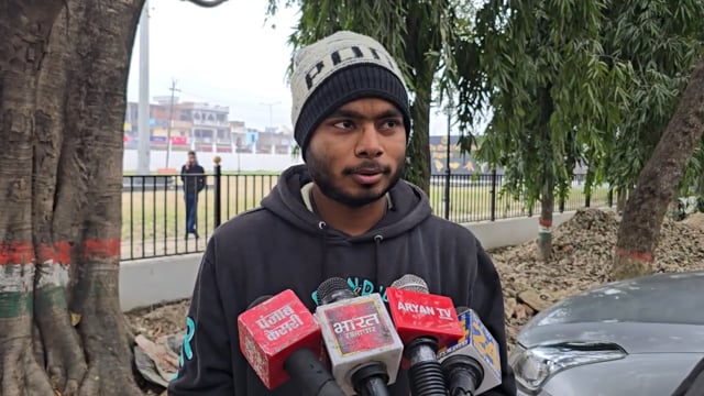 कोटेदार की मनमानी उजागर राशन कटौती और कालाबाजारी के आरोप ग्रामीणों ने डीएम कार्यालय का किया घेराव