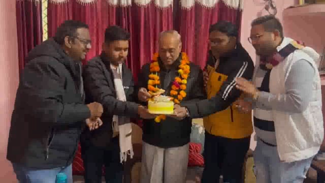 वरिष्ठ पत्रकार राम सेवक अड़जरिया का झांसी मीडिया क्लब अध्यक्ष मुकेश वर्मा ने संगठन के सदस्यों के साथ मनाया जन्मदिन 