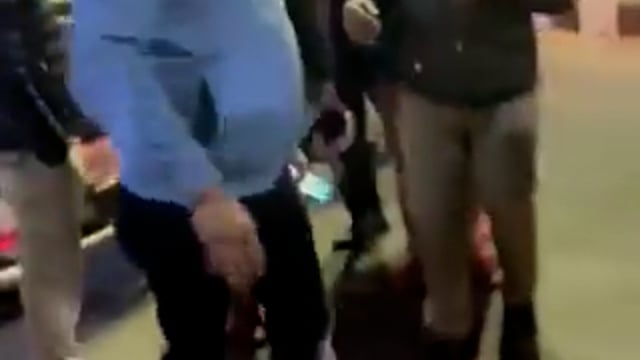 लखनऊ — नशे में धुत एक दरोगा ने जमकर हंगामा किया। पहले बैरिकेडिंग पर कार चढ़ा दी, फिर सब-इंस्पेक्टर पर गाड़ी चढ़ाने की कोशिश की। मौके पर मौजूद डीसीपी ट्रैफिक ने जब फटकार लगाई तो दरोगा उनसे भी उलझ गया। इसके बाद डीसीपी ट्रैफिक ने नशेबाज दरोगा को पुलिस जीप में बैठवाकर थाने भिजवाया।