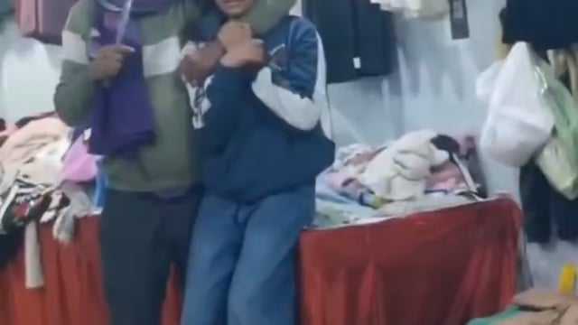 बिजनौर में दिनदहाड़े सनसनीखेज वारदात
कपड़ों की दुकान में घुसे एक युवक ने युवती को बंधक बनाकर गले पर चाकू रख लिया और ₹1 लाख की मांग करने लगा। करीब 30 मिनट तक बाजार में अफरा-तफरी मची रही। सूचना पर पहुंची पुलिस ने मौके पर पहुंचकर स्थिति को नियंत्रित किया।