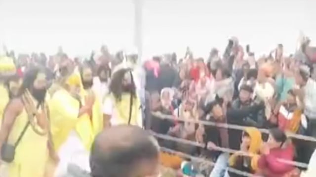 प्रेमानंद महाराज ने यमुना किनारे जाकर भक्तों को दिए दर्शन