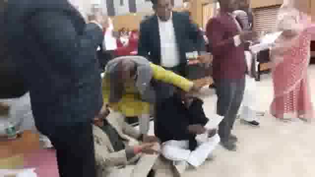 झाँसी हंगामे के बीच शुरू हुईं नगर निगम सदन की बैठक, पार्षदो ने सुनाई अपनी पीढ़ा.