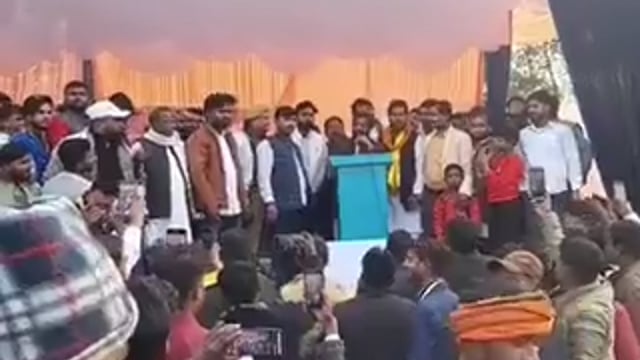 ▶️........लखनऊ : मंच से युवक पर भड़के कौशल किशोर
युवक ने कहा, आपने कोई काम नहीं किया
सारी हेकड़ी निकाल दूंगा - कौशल किशोर
जांच करा दूंगा, नशे में ही मिलोगे- कौशल
नाराज पूर्व मंत्री कौशल कार्यक्रम से निकले