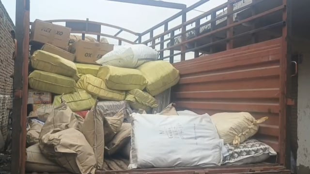 पिनाहट थाना क्षेत्र के भदरौली में ट्रांसपोर्ट की कैंटर गाड़ी में अवैध पाउडर से पुलिस ने पकड़ा